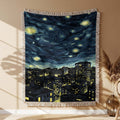 Ruhige Moderne Stadt bei Nacht Gewobene Decke – Woven Blanket Fransendecke Wandbehang